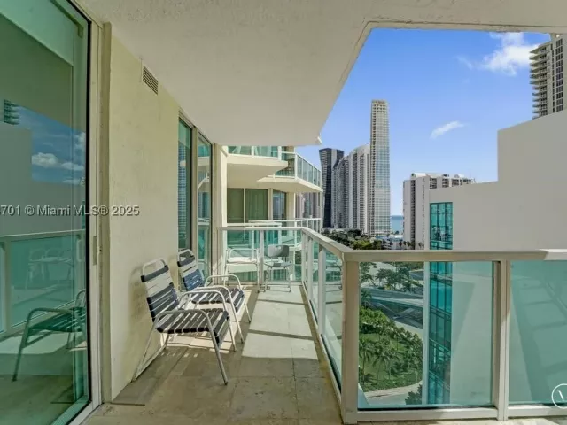 3-bedroom condo for sale in Sunny Isles Beach - 150 Sunny Isles Blvd 1-1606 - MondialRealty