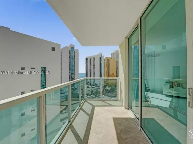 3-bedroom condo for sale in Sunny Isles Beach - 150 Sunny Isles Blvd 1-1606 - MondialRealty