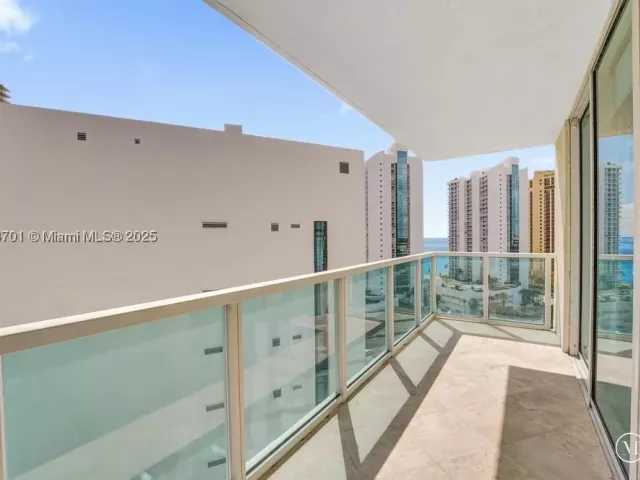 3-bedroom condo for sale in Sunny Isles Beach - 150 Sunny Isles Blvd 1-1606 - MondialRealty
