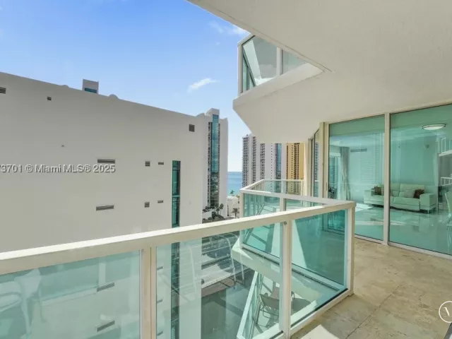 3-bedroom condo for sale in Sunny Isles Beach - 150 Sunny Isles Blvd 1-1606 - MondialRealty
