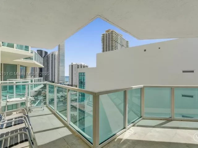 3-bedroom condo for sale in Sunny Isles Beach - 150 Sunny Isles Blvd 1-1606 - MondialRealty