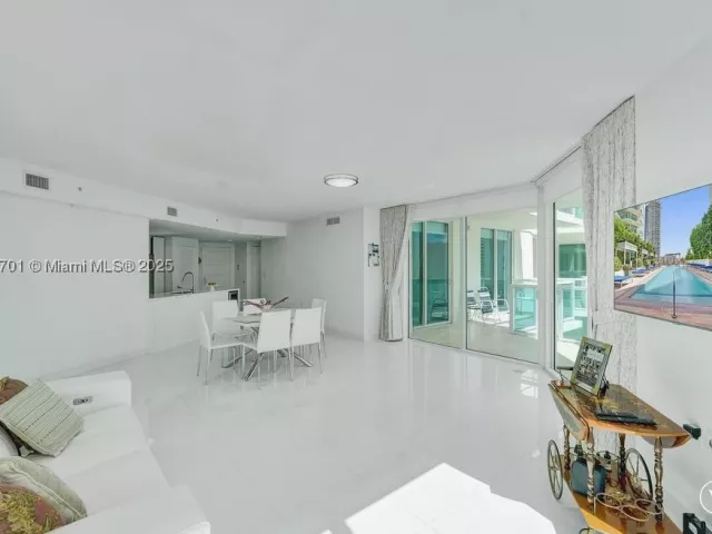 3-bedroom condo for sale in Sunny Isles Beach - 150 Sunny Isles Blvd 1-1606 - MondialRealty