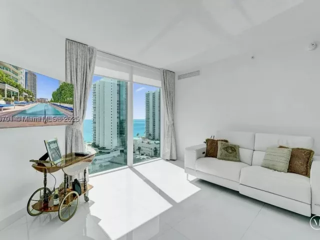 3-bedroom condo for sale in Sunny Isles Beach - 150 Sunny Isles Blvd 1-1606 - MondialRealty