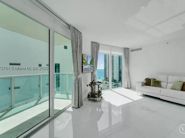 3-bedroom condo for sale in Sunny Isles Beach - 150 Sunny Isles Blvd 1-1606 - MondialRealty