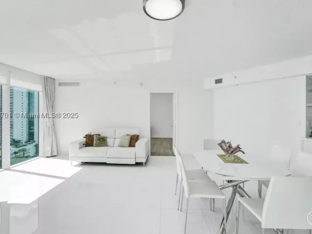 3-bedroom condo for sale in Sunny Isles Beach - 150 Sunny Isles Blvd 1-1606 - MondialRealty
