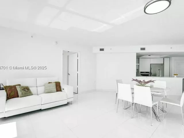 3-bedroom condo for sale in Sunny Isles Beach - 150 Sunny Isles Blvd 1-1606 - MondialRealty