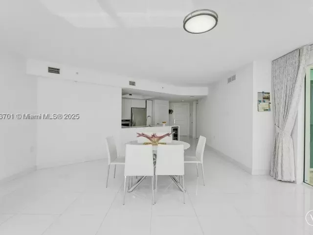3-bedroom condo for sale in Sunny Isles Beach - 150 Sunny Isles Blvd 1-1606 - MondialRealty