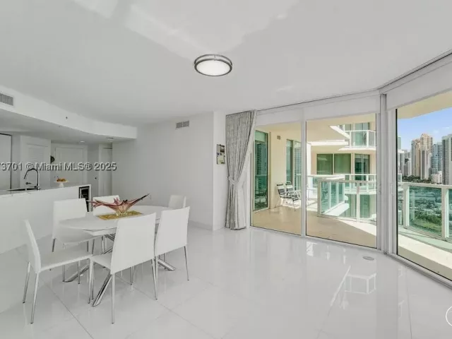 3-bedroom condo for sale in Sunny Isles Beach - 150 Sunny Isles Blvd 1-1606 - MondialRealty