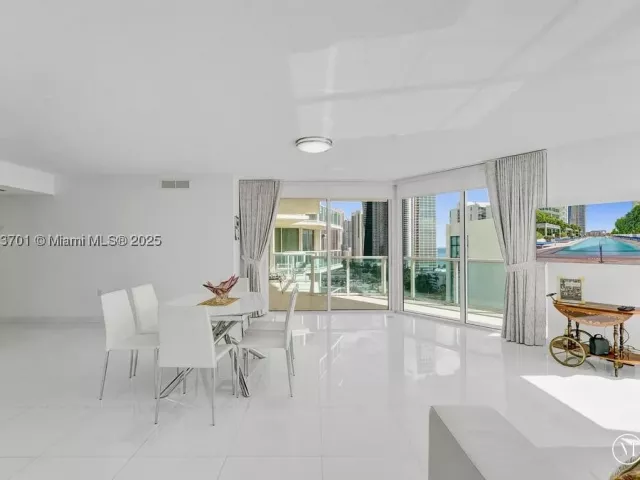 3-bedroom condo for sale in Sunny Isles Beach - 150 Sunny Isles Blvd 1-1606 - MondialRealty