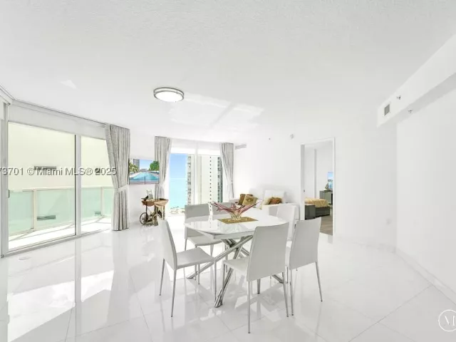 3-bedroom condo for sale in Sunny Isles Beach - 150 Sunny Isles Blvd 1-1606 - MondialRealty