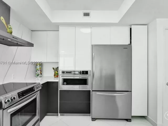 3-bedroom condo for sale in Sunny Isles Beach - 150 Sunny Isles Blvd 1-1606 - MondialRealty