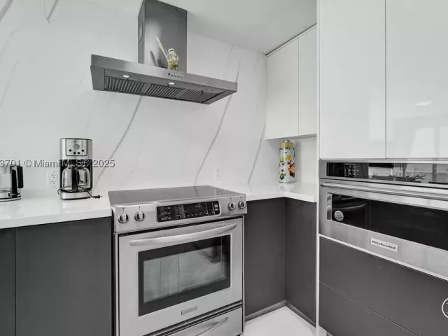 3-bedroom condo for sale in Sunny Isles Beach - 150 Sunny Isles Blvd 1-1606 - MondialRealty