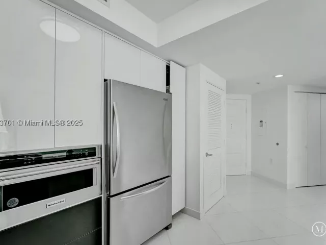3-bedroom condo for sale in Sunny Isles Beach - 150 Sunny Isles Blvd 1-1606 - MondialRealty