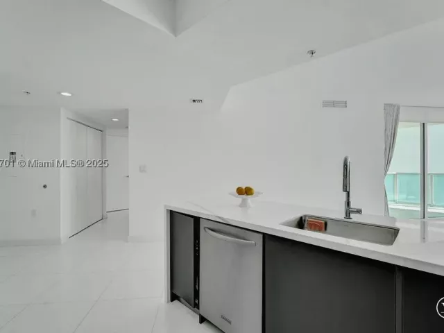 3-bedroom condo for sale in Sunny Isles Beach - 150 Sunny Isles Blvd 1-1606 - MondialRealty