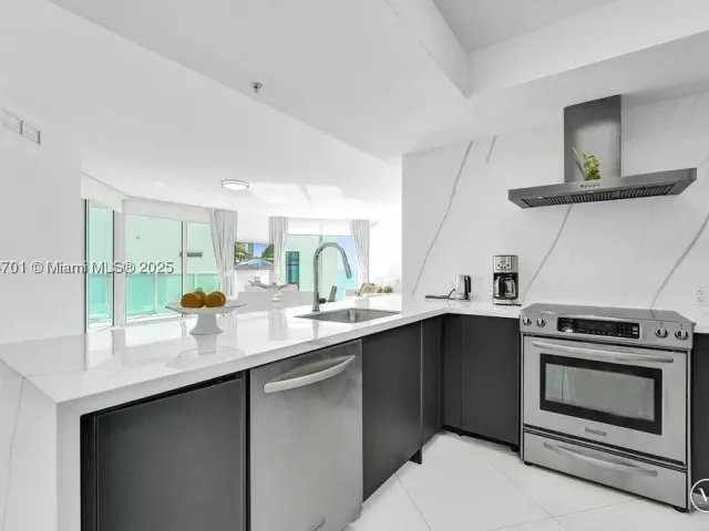 3-bedroom condo for sale in Sunny Isles Beach - 150 Sunny Isles Blvd 1-1606 - MondialRealty