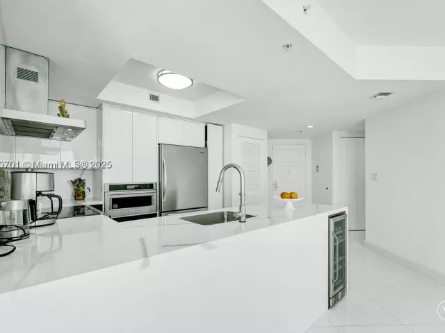 3-bedroom condo for sale in Sunny Isles Beach - 150 Sunny Isles Blvd 1-1606 - MondialRealty