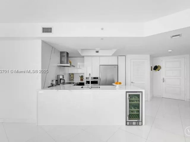3-bedroom condo for sale in Sunny Isles Beach - 150 Sunny Isles Blvd 1-1606 - MondialRealty