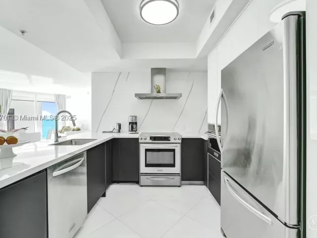 3-bedroom condo for sale in Sunny Isles Beach - 150 Sunny Isles Blvd 1-1606 - MondialRealty