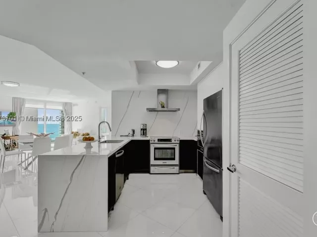 3-bedroom condo for sale in Sunny Isles Beach - 150 Sunny Isles Blvd 1-1606 - MondialRealty