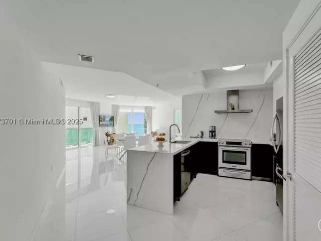 3-bedroom condo for sale in Sunny Isles Beach - 150 Sunny Isles Blvd 1-1606 - MondialRealty