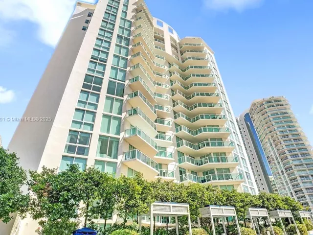 3-bedroom condo for sale in Sunny Isles Beach - 150 Sunny Isles Blvd 1-1606 - MondialRealty