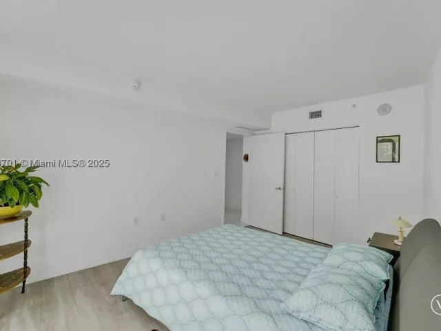 3-bedroom condo for sale in Sunny Isles Beach - 150 Sunny Isles Blvd 1-1606 - MondialRealty