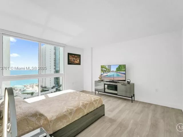 3-bedroom condo for sale in Sunny Isles Beach - 150 Sunny Isles Blvd 1-1606 - MondialRealty
