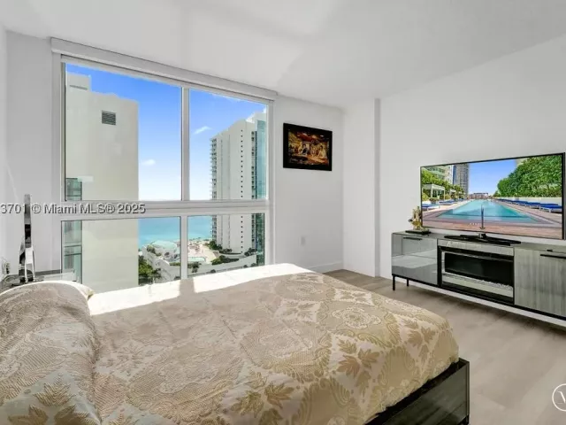 3-bedroom condo for sale in Sunny Isles Beach - 150 Sunny Isles Blvd 1-1606 - MondialRealty