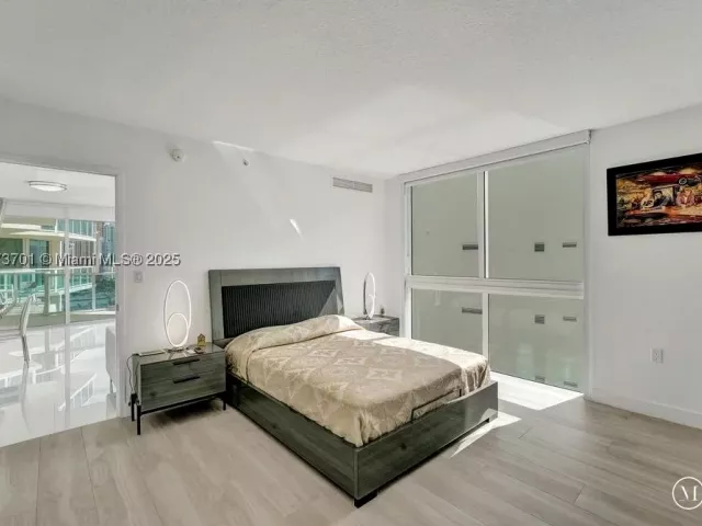 3-bedroom condo for sale in Sunny Isles Beach - 150 Sunny Isles Blvd 1-1606 - MondialRealty