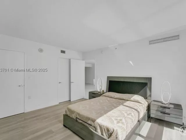 3-bedroom condo for sale in Sunny Isles Beach - 150 Sunny Isles Blvd 1-1606 - MondialRealty