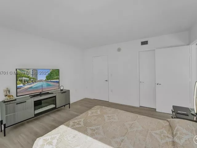 3-bedroom condo for sale in Sunny Isles Beach - 150 Sunny Isles Blvd 1-1606 - MondialRealty