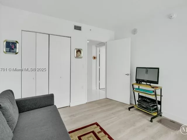 3-bedroom condo for sale in Sunny Isles Beach - 150 Sunny Isles Blvd 1-1606 - MondialRealty