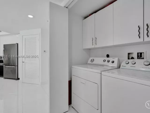 3-bedroom condo for sale in Sunny Isles Beach - 150 Sunny Isles Blvd 1-1606 - MondialRealty
