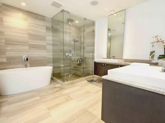 4-bedroom condo for sale in Aventura - 3250 NE 188th St 502 - MondialRealty