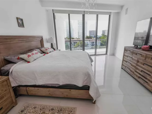 4-bedroom condo for sale in Aventura - 3250 NE 188th St 502 - MondialRealty
