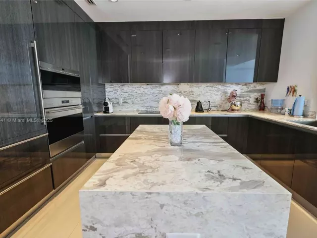 4-bedroom condo for sale in Aventura - 3250 NE 188th St 502 - MondialRealty