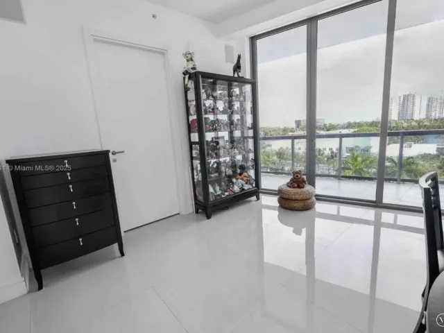 4-bedroom condo for sale in Aventura - 3250 NE 188th St 502 - MondialRealty