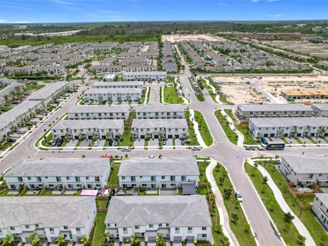 3-bedroom home for sale in Homestead - 716 SE 14th St - MondialRealty