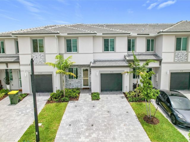 3-bedroom home for sale in Homestead - 716 SE 14th St - MondialRealty