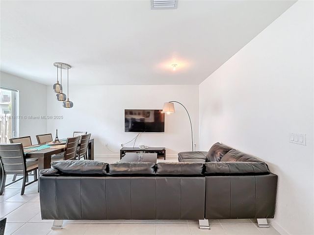 3-bedroom home for sale in Homestead - 716 SE 14th St - MondialRealty