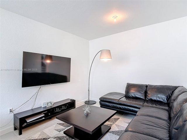 3-bedroom home for sale in Homestead - 716 SE 14th St - MondialRealty