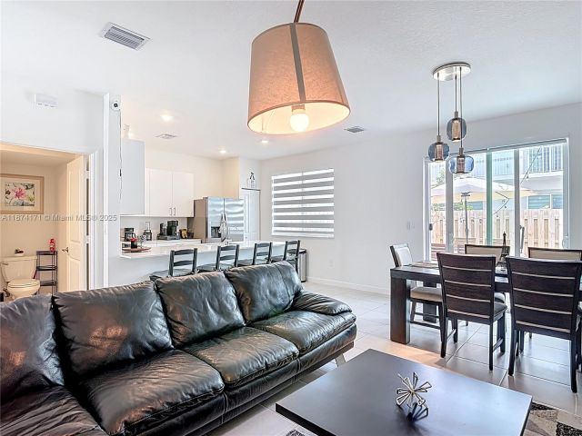 3-bedroom home for sale in Homestead - 716 SE 14th St - MondialRealty