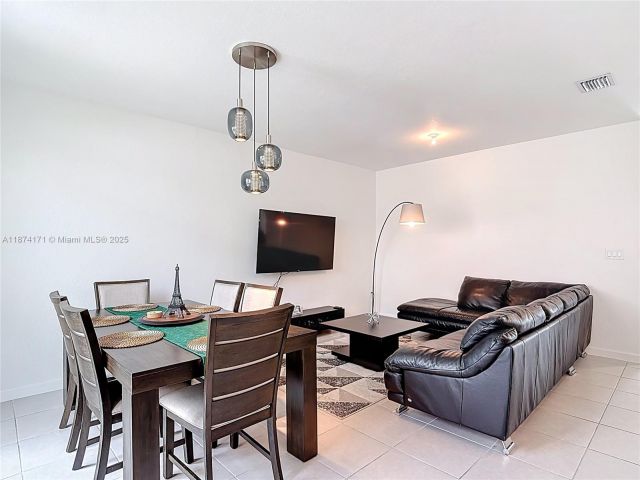 3-bedroom home for sale in Homestead - 716 SE 14th St - MondialRealty