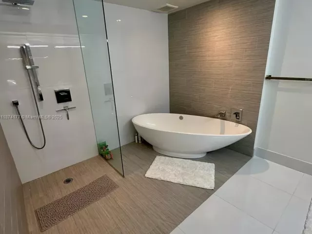 2-bedroom condo for sale in Sunny Isles Beach - 300 Sunny Isles Blvd 4-803 - MondialRealty