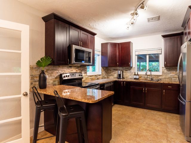 Home for rent at 1401 NE 17th Way - photo 6514831