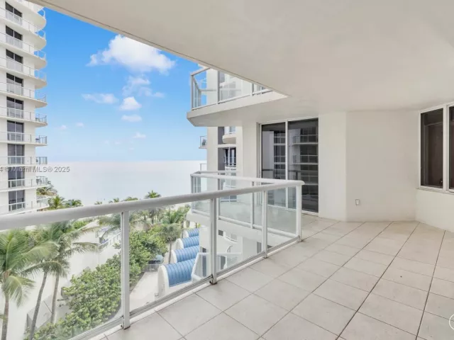 2-bedroom condo for sale in Sunny Isles Beach - 18671 Collins Ave 604 - MondialRealty