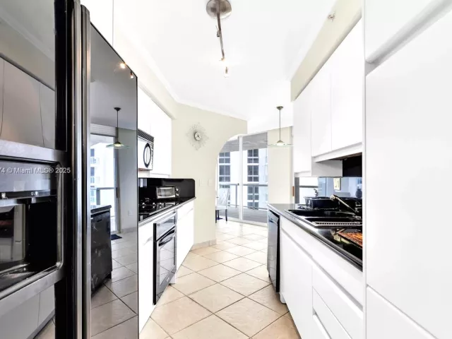 2-bedroom condo for sale in Sunny Isles Beach - 18671 Collins Ave 604 - MondialRealty