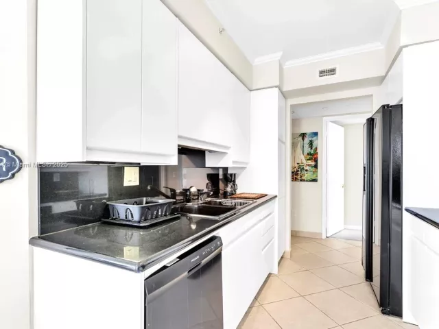 2-bedroom condo for sale in Sunny Isles Beach - 18671 Collins Ave 604 - MondialRealty