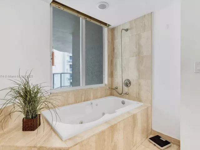 2-bedroom condo for sale in Sunny Isles Beach - 18671 Collins Ave 604 - MondialRealty