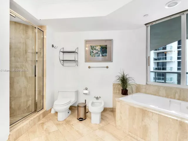 2-bedroom condo for sale in Sunny Isles Beach - 18671 Collins Ave 604 - MondialRealty